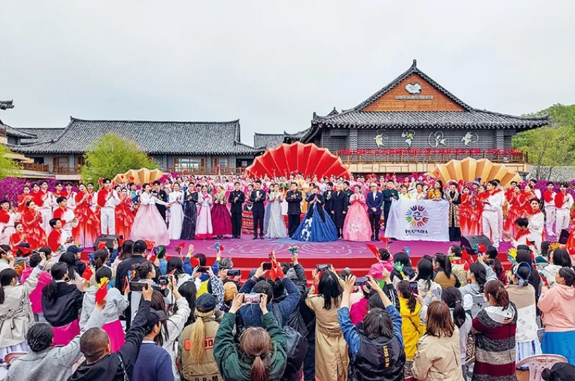 十年來，文藝工作者服務基層成為常態(tài)。2024年5月10日，由中國文聯(lián)、吉林省委宣傳部、中國文藝志愿者協(xié)會主辦的“東方唱響——中國文聯(lián)文藝志愿服務團走進吉林延邊東方第一村文藝演出”，在有“東方第一村”美譽的延邊州琿春市敬信鎮(zhèn)防川村舉行。圖為演出現(xiàn)場。 中國文聯(lián)供圖