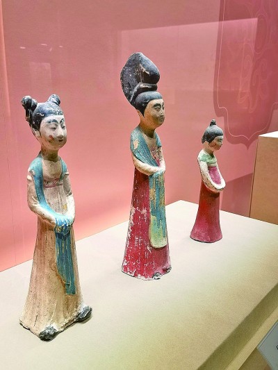 展出的發(fā)型各異的彩繪女陶俑。本報(bào)記者 李韻攝/光明圖片