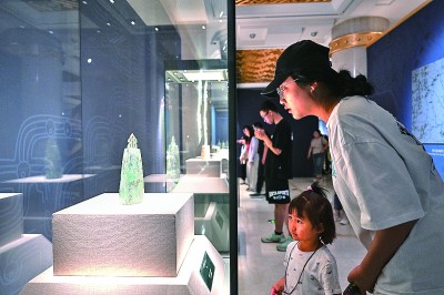 5月18日，參觀者在內(nèi)蒙古呼和浩特市的呼和浩特博物館“問蜀——東周時期的蜀文化展”上觀看展品。 新華社記者 貝赫攝