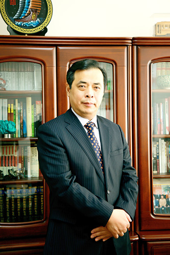 老藤，本名滕貞甫，遼寧省政協(xié)文史委副主任。出版長(zhǎng)篇小說(shuō)《刀兵過(guò)》《北障》《北愛》《草木志》等11部，小說(shuō)集《熬鷹》《無(wú)雨遼西》等8部，隨筆集《儒學(xué)筆記》等3部，“老藤作品典藏（15卷）”。曾獲全國(guó)“五個(gè)一工程”獎(jiǎng)、東北文學(xué)獎(jiǎng)、百花文學(xué)獎(jiǎng)等，作品多次入選各種年榜及選本，以多種文字譯介到國(guó)外。