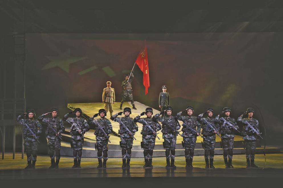 上海越劇院原創(chuàng)現代大戲《好八連》以《霓虹燈下的哨兵》為創(chuàng)作靈感，讓兩代八連戰(zhàn)士“隔空對話”。（上海越劇院供圖）