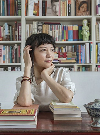 作家、導(dǎo)演，現(xiàn)居英國(guó)。主要著作有《孔雀的叫喊》《饑餓的女兒》等，編劇并執(zhí)導(dǎo)電影《月光武士》。