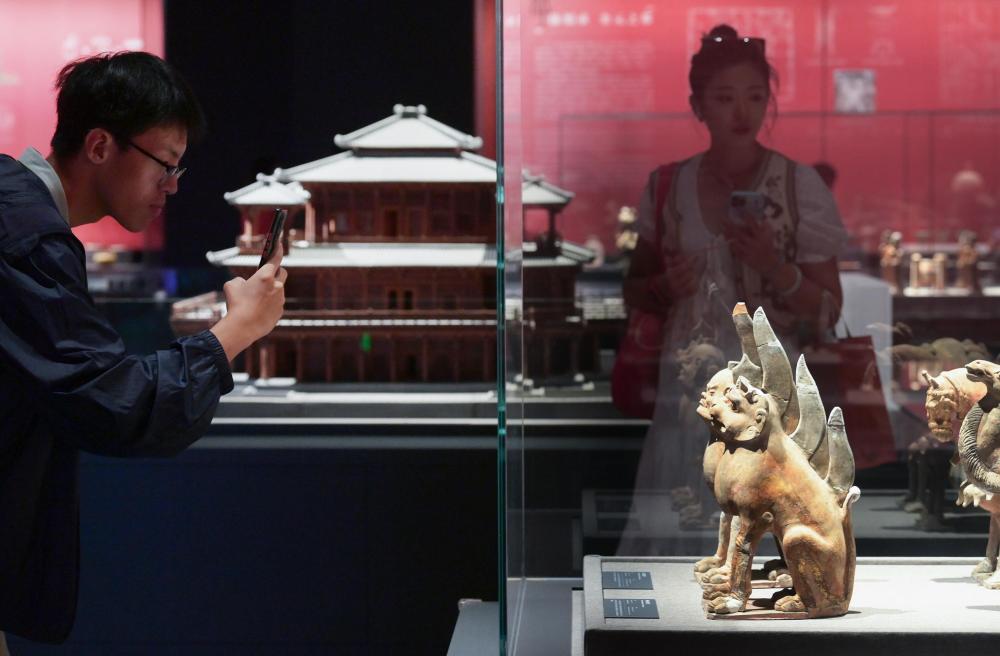 2023年9月15日，位于北京奧林匹克公園核心區(qū)的中國(guó)考古博物館正式面向公眾開(kāi)放，觀眾在館內(nèi)參觀珍貴文物。新華社記者 李賀 攝