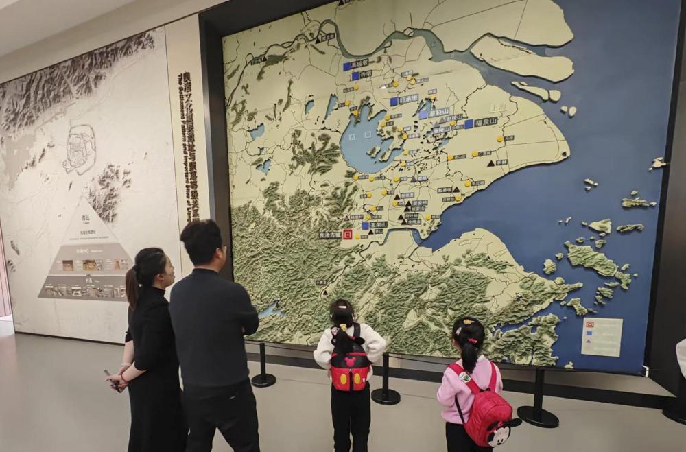 2024年1月14日，觀眾在浙江杭州良渚博物院參觀。新華社記者 馮源 攝