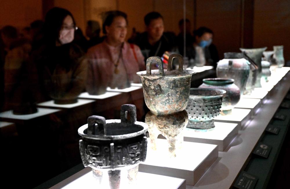 2024年2月26日，參觀者在河南安陽(yáng)殷墟博物館新館內(nèi)觀看展品。新華社記者 李安 攝
