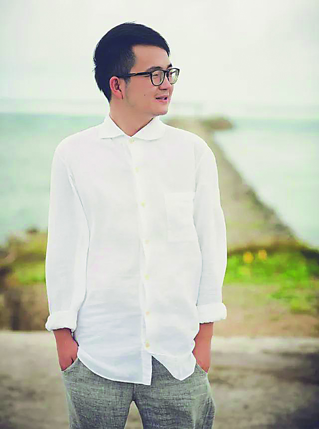烽火戲諸侯 中國(guó)作協(xié)會(huì)員，浙江省網(wǎng)絡(luò)作協(xié)副主席，杭州市網(wǎng)絡(luò)作協(xié)主席。主要代表作有《雪中悍刀行》《劍來(lái)》等。
