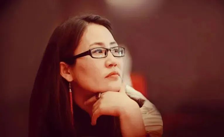 娜仁高娃，蒙古族，中國作家協(xié)會會員。著有短篇小說《醉陽》《熱戀中的巴岱》、長篇小說《影》等，其中小說集《七角羊》入選中國作家協(xié)會“中國少數(shù)民族文學(xué)之星叢書”。曾獲2018年《草原》文學(xué)獎、第十二屆內(nèi)蒙古自治區(qū)文學(xué)創(chuàng)作“索龍嘎”獎、2020年《民族文學(xué)》年度獎；中篇小說《裸露的山體》入選中國當(dāng)代文學(xué)研究會年榜、中國小說學(xué)會2023年度中國好小說榜。