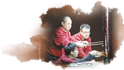 　圖為在中國非遺館內(nèi)，非遺傳承人現(xiàn)場表演北京皮影戲。 　　中國非遺館供圖