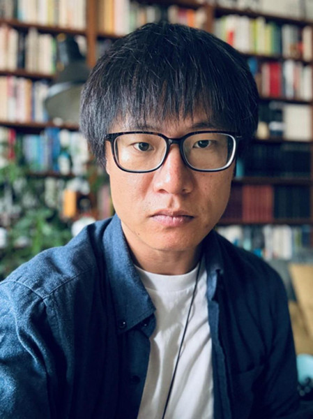 李晁，1986年生于湖南，現(xiàn)居貴陽。2007年發(fā)表小說，獲《上海文學》新人獎、紫金·人民文學之星獎、《作家》金短篇獎、華語青年作家獎、十月文學獎等，有小說入選收獲文學榜，出版小說集《霧中河》等三部。
