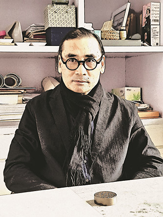 劉萬鳴 1989年畢業(yè)于天津美術(shù)學(xué)院，1995年就讀于中國藝術(shù)研究院美術(shù)學(xué)研究生課程班?，F(xiàn)任全國政協(xié)委員、民盟中央委員、中國美術(shù)家協(xié)會副主席、中國國家畫院院長。2012年獲中國青年藝術(shù)家提名獎，2014年入選國家百千萬人才工程授予“有突出貢獻中青年專家”稱號，中宣部2017年文化名家暨“四個一批”人才，中組部國家高層次人才特殊支持計劃領(lǐng)軍人才“萬人計劃”。中國畫作品曾入選全國美展、全國畫院展及省部級展覽，獲得金、銀、銅、優(yōu)秀等獎項十余次。積極參與國家主題性創(chuàng)作，作為第一作者完成《遣唐使》《西電東送、西氣東輸工程》《黃河擺渡人》《南水北調(diào)工程》等中國畫作品。《中國畫論》一書為普通高等學(xué)校藝術(shù)學(xué)科新形態(tài)重點規(guī)劃教材。曾在中國國家博物館等國家級展館舉辦個展，作品被中國美術(shù)館、中國國家博物館、中國藝術(shù)研究院等國家級單位收藏。