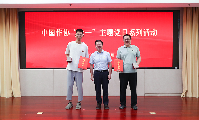 中國作協(xié)書記處書記鄧凱為王棟、賈國梁頒發(fā)中央和國家機(jī)關(guān)五一勞動獎?wù)?、證書