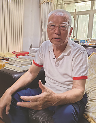 降邊嘉措 藏族，四川省甘孜藏族自治州巴塘縣人。1950年參加解放軍，經(jīng)歷了進軍西藏、解放西藏的全過程。1956年到北京民族出版社，從事藏文翻譯和編輯出版工作，直到1980年。1980年報考中國社會科學(xué)院民族文學(xué)研究所并被錄取，后來主要從事《格薩爾》史詩研究和翻譯工作。曾出版《〈格薩爾〉初探》《〈格薩爾〉的歷史命運》《〈格薩爾〉與藏族文化》《〈格薩爾〉論》等學(xué)術(shù)專著。主編有《格薩爾》藏文精選本（40卷、51冊）、《〈格薩爾〉大辭典》等。長篇小說《格桑梅朵》、報告文學(xué)《這里是紅軍走過的地方》分別獲得第一屆、第十一屆全國少數(shù)民族文學(xué)創(chuàng)作駿馬獎。
