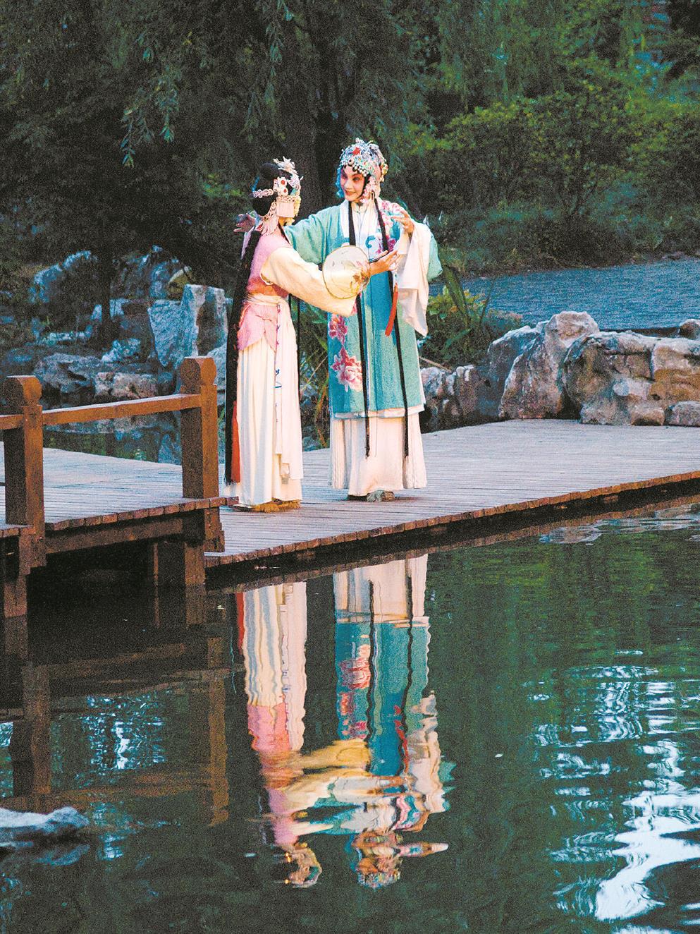 經(jīng)典戲曲常常與園林空間相關(guān)，諸如《牡丹亭》《西廂記》等。左圖為張軍昆曲藝術(shù)中心出品的實景園林昆曲《牡丹亭》。
