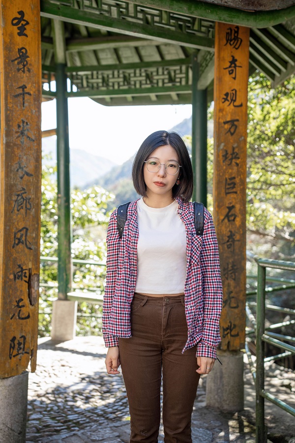 作家簡介 李姍姍，筆名三三，女，漢族，一九九一年出生，畢業(yè)于中國人民大學創(chuàng)造性寫作專業(yè)。作品發(fā)表于《人民文學》《收獲》等多家刊物，多有選載。曾獲2020年“鐘山之星”年度青年佳作獎、2021年度青花郎?人民文學獎新人獎、第七屆郁達夫小說獎短篇小說獎、首屆《靜?安》文學獎、紅棉文學獎小說主獎等獎項，入選王蒙青年作家支持計劃?年度特選作家（2022—2023）等。著有短篇小說集《晚春》《山頂上是?！贰抖砹_斯套娃》《離魂記》等四部。
