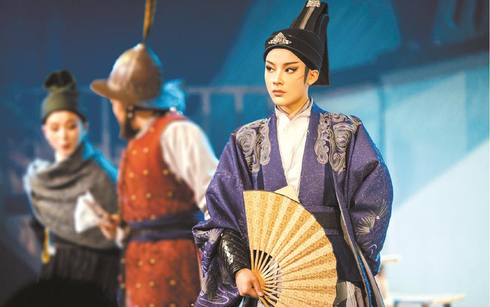 古老戲曲掀起“青春革命”，從情感、形式、媒介上將青年文化、時代審美融入戲曲古典樣態(tài)，這是“新文化生命體”適應(yīng)新媒介環(huán)境，以青年力量激活傳統(tǒng)文化能量進行自我更新的典型示例。圖為越劇《新龍門客?！? /></p>
<p style=