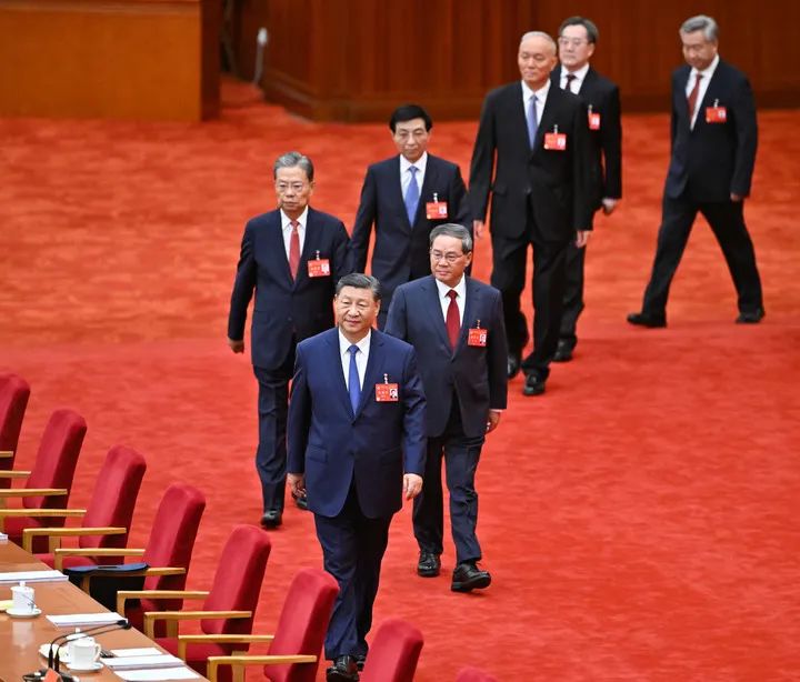 中國(guó)共產(chǎn)黨第二十屆中央委員會(huì)第三次全體會(huì)議，于2024年7月15日至18日在北京舉行。這是習(xí)近平、李強(qiáng)、趙樂(lè)際、王滬寧、蔡奇、丁薛祥、李希等步入會(huì)場(chǎng)。