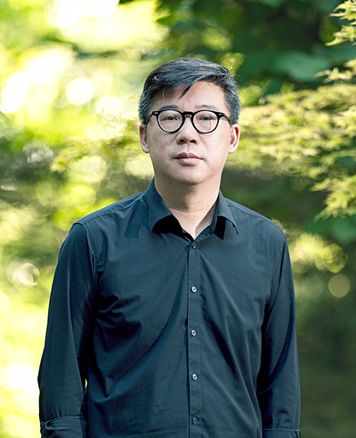 李修文，湖北省作家協(xié)會(huì)主席、武漢市文聯(lián)主席、武漢大學(xué)文學(xué)院教授，著有《猛虎下山》《詩來見我》《致江東父老》《山河袈裟》《滴淚痣》《捆綁上天堂》等