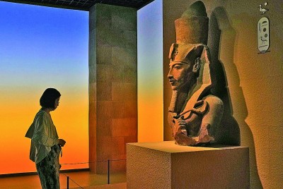 7月17日，預(yù)覽觀眾在“圖坦卡蒙的時(shí)代”展區(qū)參觀埃赫那吞半身像。新華社記者 劉穎攝