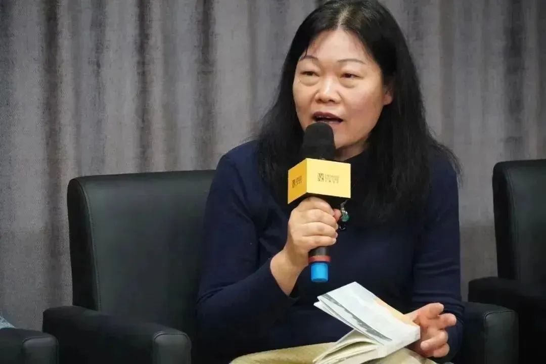 黃葒    南京大學(xué)外國語學(xué)院法語系教授，博士生導(dǎo)師，南京大學(xué)人文社會(huì)科學(xué)高級(jí)研究院兼職研究員，國際杜拉斯學(xué)會(huì)會(huì)員，中國法國文學(xué)研究會(huì)常務(wù)理事，中法語言文化比較研究會(huì)常務(wù)理事、江蘇省外文學(xué)會(huì)理事，江蘇省翻譯協(xié)會(huì)理事、南京翻譯家協(xié)會(huì)理事，南京作協(xié)理事。