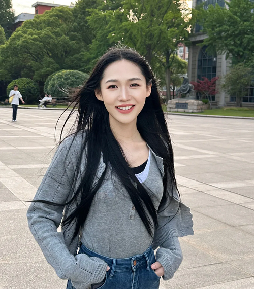 周燊，滿族，中國作家協(xié)會(huì)會(huì)員，藝術(shù)碩士、文學(xué)博士，從教于高校創(chuàng)意寫作和現(xiàn)當(dāng)代文藝研究等方向，曾獲第六屆山東省泰山文藝獎(jiǎng)（文學(xué)創(chuàng)作獎(jiǎng)）、復(fù)旦大學(xué)光華獎(jiǎng)等榮譽(yù)。