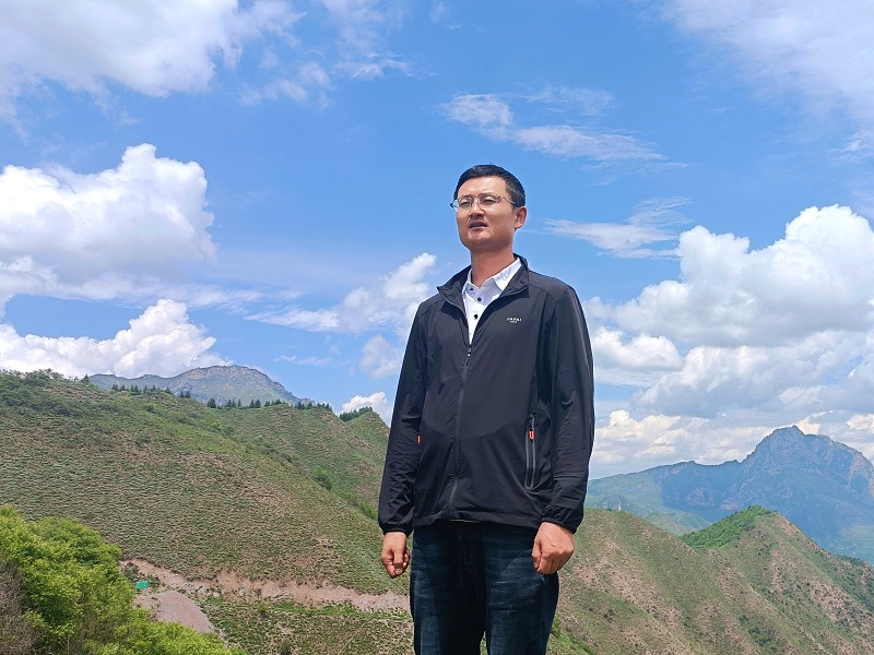 丁海龍，男，漢族，筆名古月星空，甘肅臨潭人。中華詩詞學會會員、甘肅省作家協(xié)會會員、甘肅省詩詞學會會員、甘肅省楹聯學會會員。作品見于《中華詩詞》《中華辭賦》《甘肅黨建》等刊。出版詩集《虛塵》《流水集》。