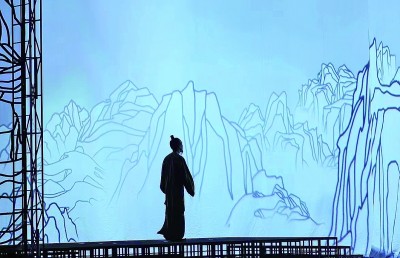 北京人民藝術(shù)劇院話劇《杜甫》演出現(xiàn)場(chǎng)，扮演杜甫的演員正慢慢步入山水畫(huà)卷。資料圖片