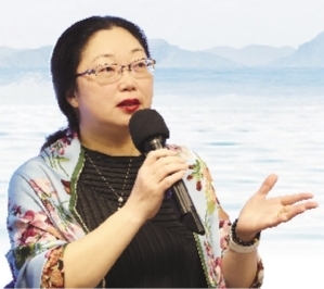 楊怡芬，浙江舟山人，魯迅文學(xué)院第13屆高研班學(xué)員。2002年開始寫作，在《人民文學(xué)》《十月》《花城》等發(fā)表小說百余萬字，出版中短篇小說集《披肩》、中篇小說集《追魚》、長篇小說《離觴》《海上繁花》等。
