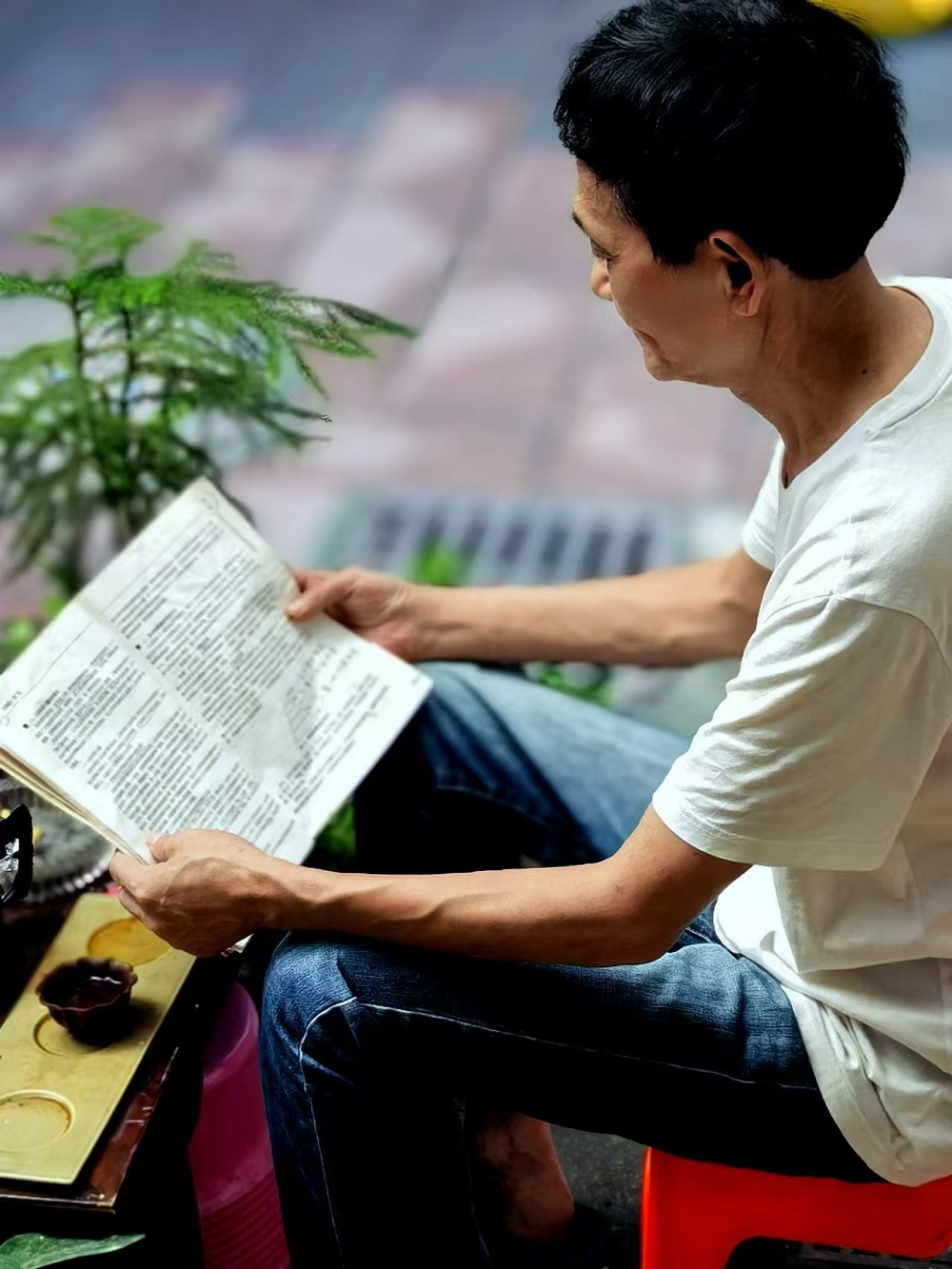 自從注冊作家網(wǎng)，在文友們的影響下，也開始為自己充電了。早上五點半起床，邊喝茶邊看書，最少堅持一個半小時，已經(jīng)成為鐵打不動的規(guī)律