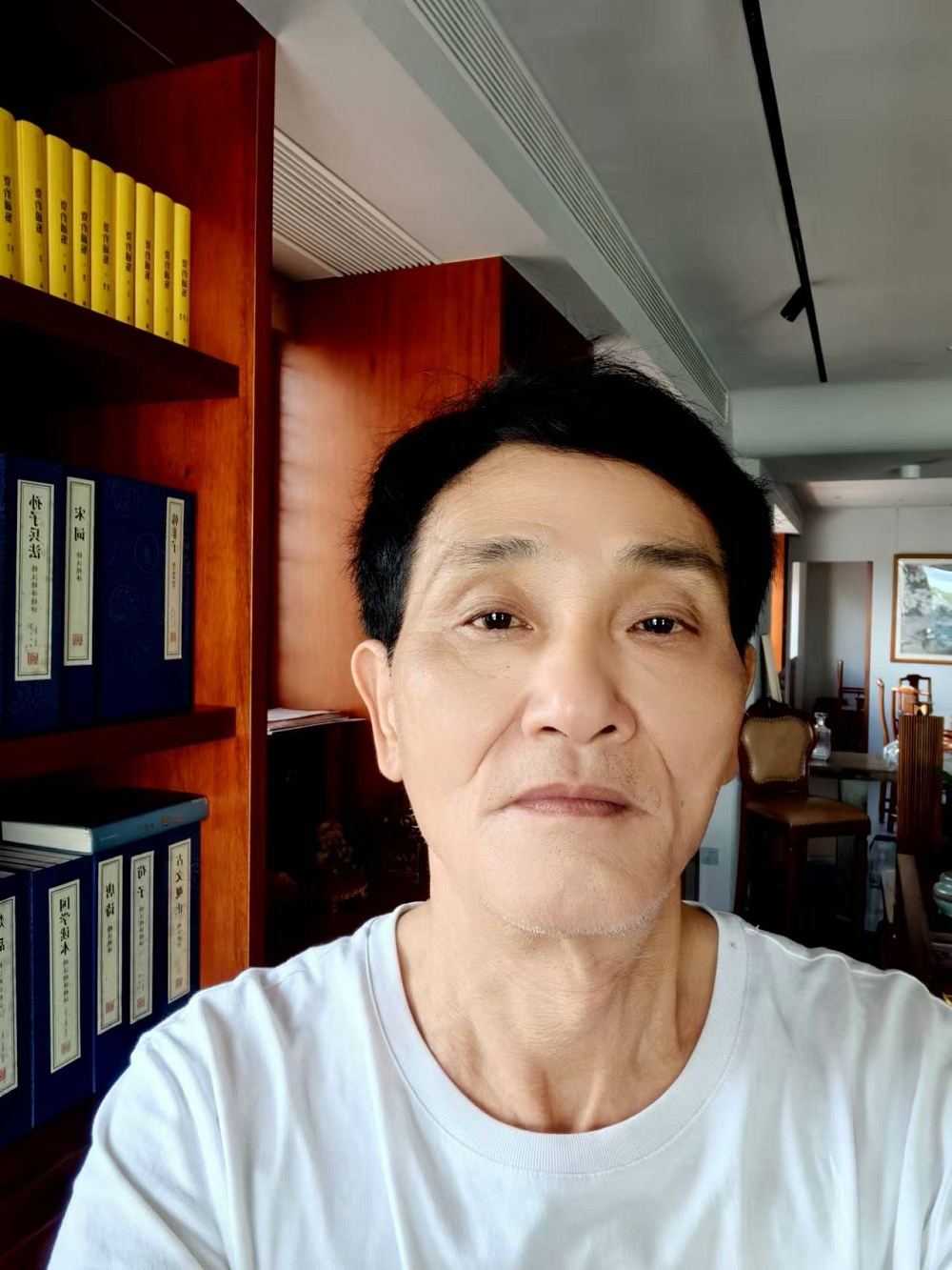 子塵，早年筆名野草，福建人，現(xiàn)居住廈門市，在一家私企上班。少年時開始喜歡文學(xué)，一直熱愛，從不言放棄。早年有習(xí)作發(fā)表報刊，現(xiàn)大多作品發(fā)于網(wǎng)絡(luò)。