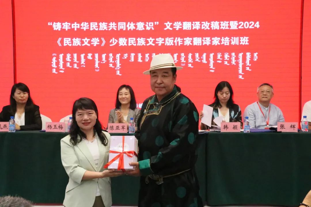 楊玉梅向赤峰市創(chuàng)閱中心贈(zèng)送書(shū)刊