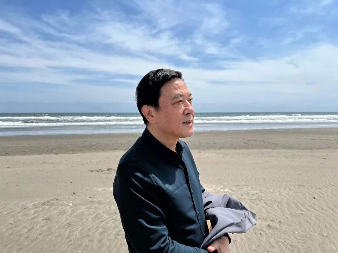 潘軍，著名作家、編劇；1957年生，安徽懷寧人。1982年畢業(yè)于安徽大學中文系，主要作品有長篇小說《日暈》《風》《獨白與手勢》《死刑報告》以及《潘軍小說文本》（6卷）等，并譯介為多種文字，多次獲獎。另有話劇作品《地下》《斷橋》《合同婚姻》《霸王歌行》，獲第31屆“世界戲劇節(jié)”優(yōu)秀劇目獎。自編自導的電視劇有《五號特工組》《海浪行動》《驚天陰謀》《粉墨》《虎口拔牙》《分界線》等。