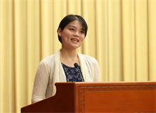 李春華（李琸）：從一個(gè)人的戈壁走向文學(xué)的綠洲　　至今我不敢稱自己為作家，對(duì)我而言，這是一個(gè)非常神圣的字眼……[詳細(xì)]