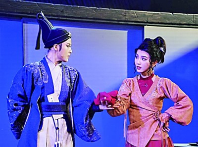 越劇演員陳麗君（左）和李云霄在越劇《新龍門客?！费莩鲋?。新華社發(fā)