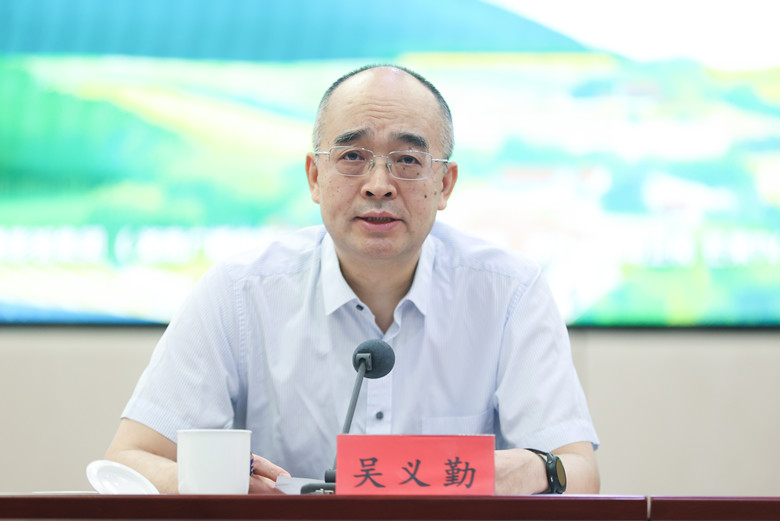中國(guó)作協(xié)黨組成員、副主席、書記處書記吳義勤