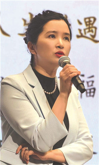 潘向黎，文學(xué)博士，上海作家協(xié)會副主席、專業(yè)作家。著有長篇小說《穿心蓮》，小說集《白水青菜》《十年杯》《輕觸微溫》《上海愛情浮世繪》等，專題隨筆集《茶可道》《梅邊消息》《古典的春水》《人間紅樓》等，共三十多種。獲魯迅文學(xué)獎短篇小說獎等