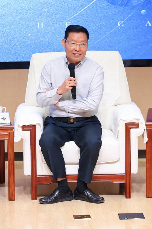 中國大洋協(xié)會副理事長、中國“蛟龍?zhí)枴焙Ｔ嚞F(xiàn)場總指揮劉峰發(fā)言