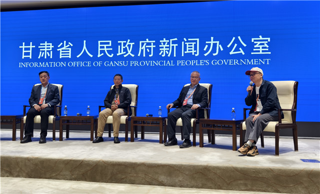 中山大學博導、教授，中國頂尖文學評論家謝有順，浙江文藝出版社常務(wù)副社長，翻譯家曹元勇，北師大教授，詩人歐陽江河，魯迅文學獎獲得者、甘肅文聯(lián)副主席、作協(xié)主席葉舟回答記者提問（攝影 澎湃新聞記者 夏奕寧）
