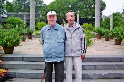 2005年10月，朱季海（左）與張洪鈞在蘇州雙塔寺。作者供圖