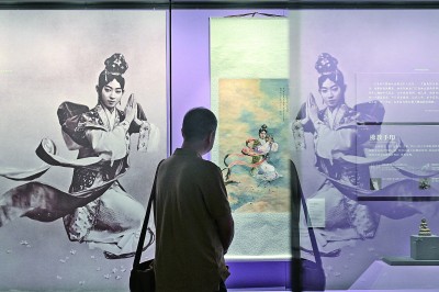 觀眾在北京恭王府博物館內(nèi)參觀梅蘭芳在京劇《天女散花》中的劇照（左）和徐悲鴻畫(huà)作《天女散花》（復(fù)制品）。新華社發(fā)