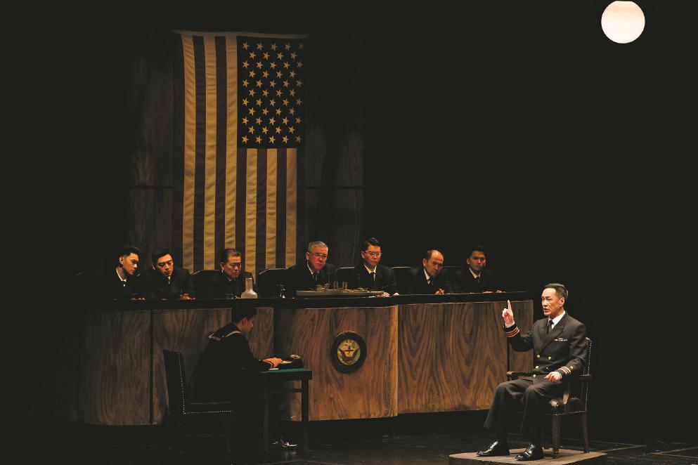 馮遠征（右一）在《嘩變》中飾演固執(zhí)刻板、獨斷專行的魁格艦長。 本報記者 葉辰亮攝
