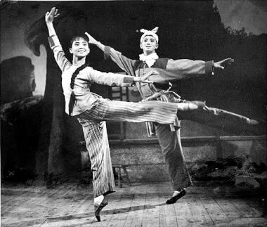 1965年，芭蕾舞劇《白毛女》演出劇照。上海芭蕾舞團供圖