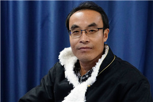 散文獎：《兄弟記》 作者： 王小忠（藏族）         獲獎感言《兄弟記》寫的是青藏高原邊緣地帶農(nóng)牧交匯地的甘南故事，它沒有什么重大事件和尖銳的沖突，都是日常生活與世相百態(tài)。從根本上看，就是對甘南農(nóng)牧區(qū)交匯地的生活方式、生產(chǎn)勞動及思想觀念變化的客觀敘述，是鄉(xiāng)村倫理變遷的詠嘆。我期盼著一種崇高的倫理道德能夠永恒地存在于世……