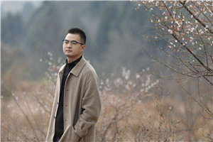 散文獎：《綠皮火車》 作者： 羌人六（羌族）         獲獎感言因?yàn)閷懽?，我從故事中的尋金者身上，也能深切體會那種歷經(jīng)輾轉(zhuǎn)終于醍醐灌頂柳暗花明的心路歷程。2004年高中時(shí)期開始文學(xué)創(chuàng)作，大學(xué)畢業(yè)后回到家鄉(xiāng)生活工作，我才終于找到自己寫作的“源頭活水”，于是有了關(guān)于家鄉(xiāng)龍門山斷裂帶的書寫，于是有了散文集《綠皮火車》。川西北龍門山斷裂帶，鄉(xiāng)親父老的名字與臉孔……