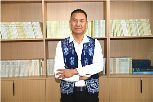 散文獎：《洱海筆記》 作者： 北雁（白族）         獲獎感言我慶幸自己出生在洱海之源。從我們村子后方山脈上發(fā)源的大小溪流河溝，以及離我們村子不遠(yuǎn)的茈碧湖、草海、綠蔭塘、鵝墩塘，還有從我們壩子里流過的彌茨河、鳳羽河、彌苴河、海尾河、永安江、羅時(shí)江，甚至包括從天空降落的雨水和羅坪山頂融化的雪水，它們的流向都是群山之外波瀾壯闊的洱?！?/></a></dt>
      <dd><a href=