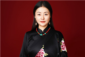 詩歌獎：《留在紙上的心》 作者：那薩（藏族）         獲獎感言非常榮幸獲得駿馬獎，我的內(nèi)心充滿感激。我來自青海省玉樹藏族自治州，出生在通天河流域叫結(jié)拉的一個(gè)小山村，通天河藏語叫牦牛河，是長江源頭的干流河。我曾經(jīng)在瀾滄江源頭的縣城雜多縣工作了八年。又到黃河源頭，在小小的敬水池里喝了三口水?？梢哉f我是被長江、黃河、瀾滄江的水養(yǎng)育的一個(gè)寫作者……