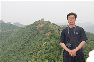 報(bào)告文學(xué)獎：《靜靜的鴨綠江》 作者：周建新（滿族）         獲獎感言獎是授予我的，更是授予英烈們的，只不過我獲得了機(jī)會。每一次采訪，講述者都能讓我身臨其境，感受孫景坤老英雄高尚的一生。我沒有理由不蘸血為墨，書寫英雄，書寫“七一”勛章獲得者、深藏功名七十載的老英雄孫景坤。