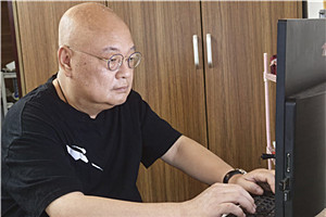 中短篇小說獎：《上嶺戀人》  作者：凡一平（壯族）         獲獎感言上嶺，是我近些年文學(xué)創(chuàng)作的地理標(biāo)識，也是現(xiàn)實(shí)生活的真實(shí)存在。從桂北都安瑤族自治縣縣城往東十三公里，再沿紅水河順流而下四十公里，在二級公路的對岸，有被青山和竹林環(huán)抱的村莊，就是上嶺。它是我生命中最親切的土地，或搖籃。上嶺有著不多的人口，卻生生長流，他們渺小但卻堅(jiān)韌，又像魚群一樣抱團(tuán)、歡樂。已經(jīng)死去和還活著的，都是我的父老鄉(xiāng)親。