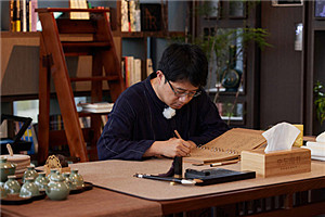 長篇小說獎：《大醫(yī)》作者：馬伯庸（滿族）         獲獎感言在調(diào)研和創(chuàng)作過程中，隨著我深入了解中國近代醫(yī)學(xué)史，不斷被當(dāng)年的大醫(yī)們所感動。其中有太多可歌可泣的人物、驚心動魄的故事以及救國救民的仁愛精神，放到今日，仍不過時(shí)。當(dāng)年他們在亂世之中的艱辛與堅(jiān)持，實(shí)在應(yīng)該讓現(xiàn)在的公眾了解。而讓他們了解的最好方式，就是通過文藝作品來表現(xiàn)，只有寫出這種精神的繼承性與時(shí)代性，歷史小說的質(zhì)感才能凸顯出來。