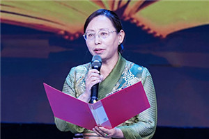 長篇小說獎：《在高原》  作者：尼瑪潘多（藏族）         獲獎感言文學(xué)創(chuàng)作不是我的職業(yè)，是我選擇的一條精神之路，它給予我的心理安寧和精神豐盈感，讓我心生感恩。今天，《在高原》這本書里呈現(xiàn)的故事、思考和探索得到評委們的肯定，給我的鞭策和鼓舞是巨大的，讓我對走好今后的文學(xué)創(chuàng)作之路充滿了信心……