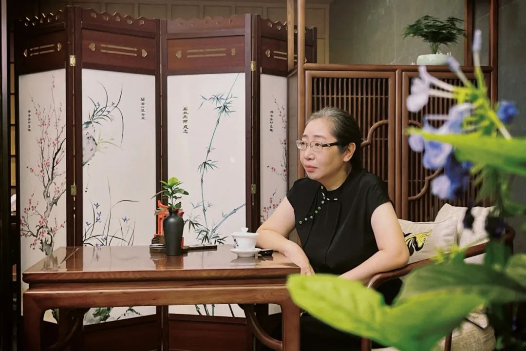 張勇 國家一級編劇、作家，四川省作協(xié)副主席。曾獲第二屆文榮獎(jiǎng)作家編劇獎(jiǎng)（《偽裝者》）。創(chuàng)作長篇小說《一觸即發(fā)》《偽裝者》《貴婉日記》，紅色諜戰(zhàn)川劇《黎明十二橋》以及電視劇《一觸即發(fā)》《偽裝者》《天衣無縫》等。